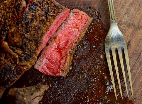 Bukan Darah, Ini Alasan Cairan dalam Steak Berwarna Merah