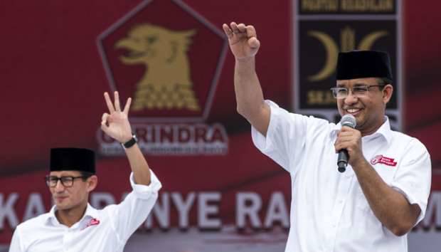 Pasangan Calon Gubernur DKI Jakarta Anies Baswedan (kanan) dan Calon Wakil Gubernur DKI Jakarta Sandiaga Uno menyampaikan pidato politik saat Rapat Umum Kampanye Akbar di Lapangan Banteng, Jakarta, 5 Februari 2017. Kampanye akbar tersebut merupakan gelaran kampanye terakhir Pilgub DKI 2017. ANTARA/M Agung Rajasa