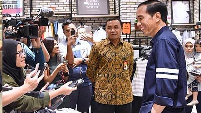 Lifestyle : Netizen: Bakalan Jadi Trend Nih! Presiden Jokowi Belanja Pakaian Ini Sebelum Nonton Film, 