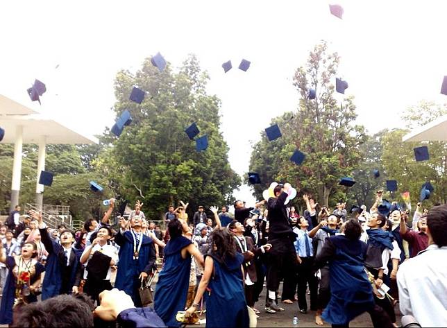 5 Fase Hidup Yang Akan Kamu Lewatin Setelah Wisuda! W644