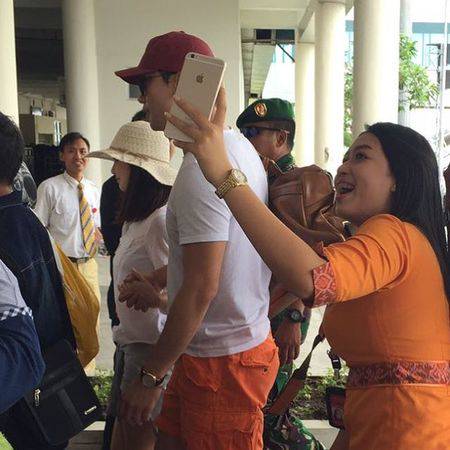 Bikin Iri, Fans Indonesia Ini Selfie Bareng Rain - Tae Hee