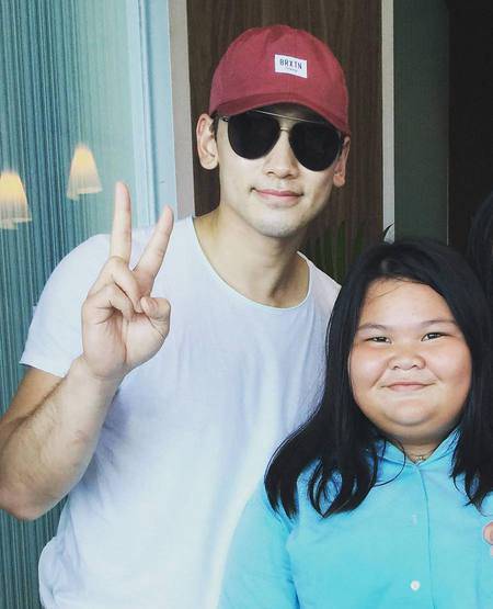 Bikin Iri, Fans Indonesia Ini Selfie Bareng Rain - Tae Hee