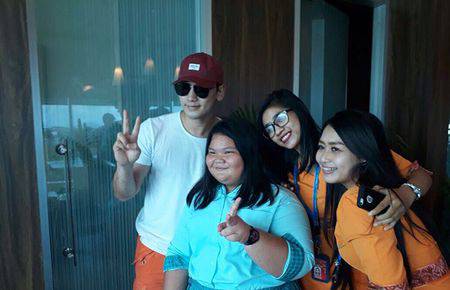 Bikin Iri, Fans Indonesia Ini Selfie Bareng Rain - Tae Hee