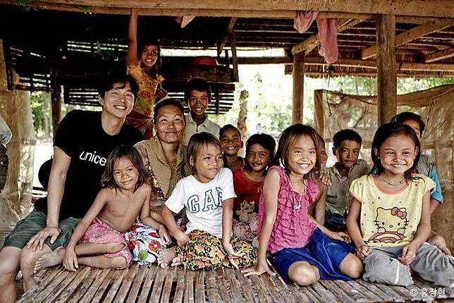 Gong Yoo Ternyata jadi Duta Hak Anak Untuk UNICEF loh! Ini Foto-fotonya Saat Berkunjung ke Kolombia