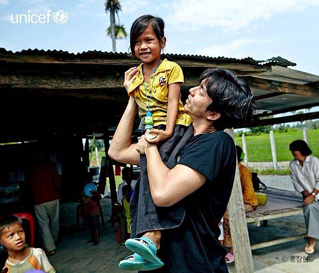 Gong Yoo Ternyata jadi Duta Hak Anak Untuk UNICEF loh! Ini Foto-fotonya Saat Berkunjung ke Kolombia