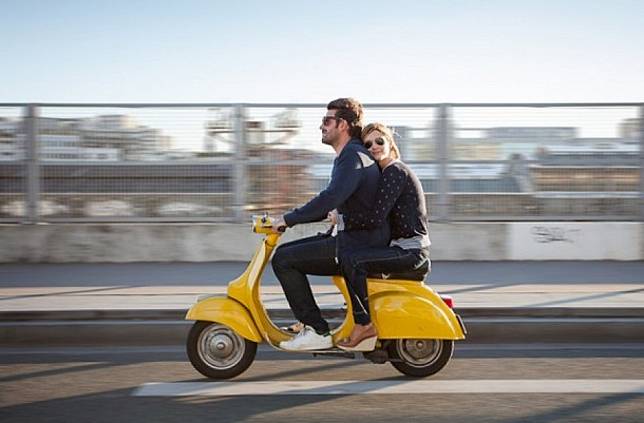 660+ Gambar Romantis Pacaran Naik Vespa Gratis