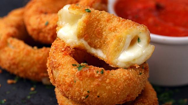 Mozzarella Stick Onion Rings, Camilan Lezat Ini Bisa Kamu Buat Sendiri di Rumah!