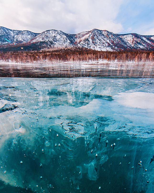 10 Foto Danau Terdalam di Dunia Saat Musim Dingin Ini Memukau Banget