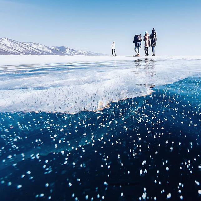 10 Foto Danau Terdalam di Dunia Saat Musim Dingin Ini Memukau Banget