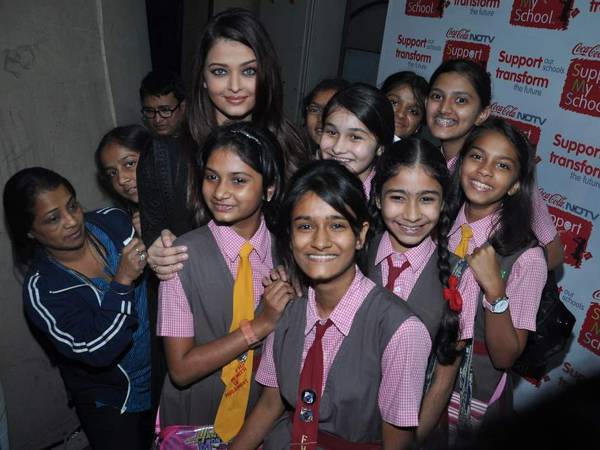 Sama-sama Miss World, Ini 8 Beda Gaya Aishwarya & Priyanka Chopra