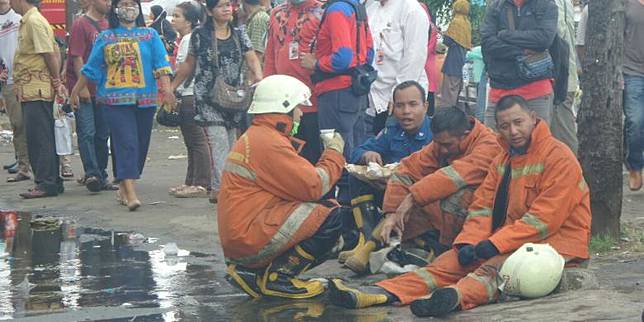 Cerita Petugas Taklukkan Api di Pasar Senen yang Sudah 12 Jam Tidak Padam 