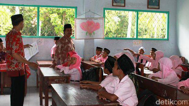 Melihat Sekolah Gratis Milik Seorang Polisi di Banyuwangi