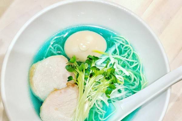 Ramen biru dari restoran Kipposhi, Tokyo, Jepang. (instagram.com/kipposhi21)