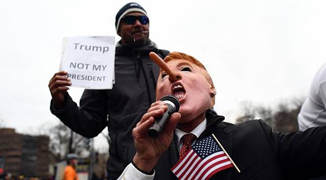 20170120- Donald Trump Berhidung Panjang Beraksi di Washington DC-AFP Photo