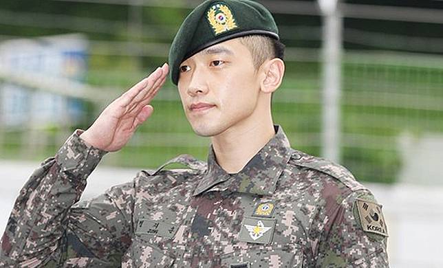 Gagahnya 10 Artis Korea Ini Pakai Baju Tentara, Gak Kalah Dari Song Joong Ki Deh