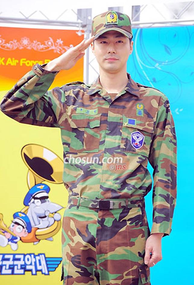 Gagahnya 10 Artis Korea Ini Pakai Baju Tentara, Gak Kalah Dari Song Joong Ki Deh