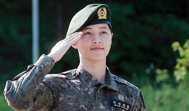 Gagahnya 10 Artis Korea Ini Pakai Baju Tentara, Gak Kalah Dari Song Joong Ki Deh