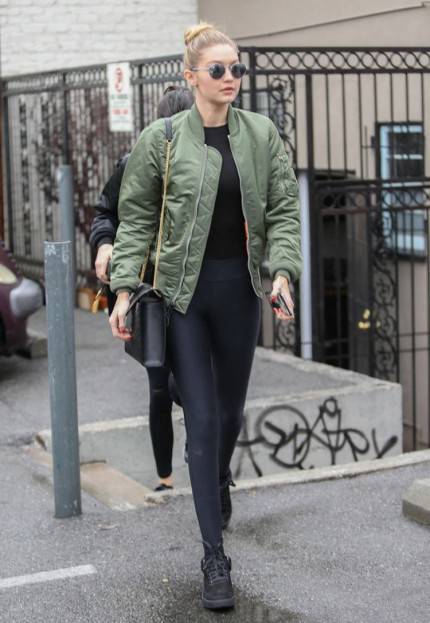 10 Padu Padan Legging Ala Gigi-Bella Hadid Ini Cocok Dipakai Waktu Musim Hujan