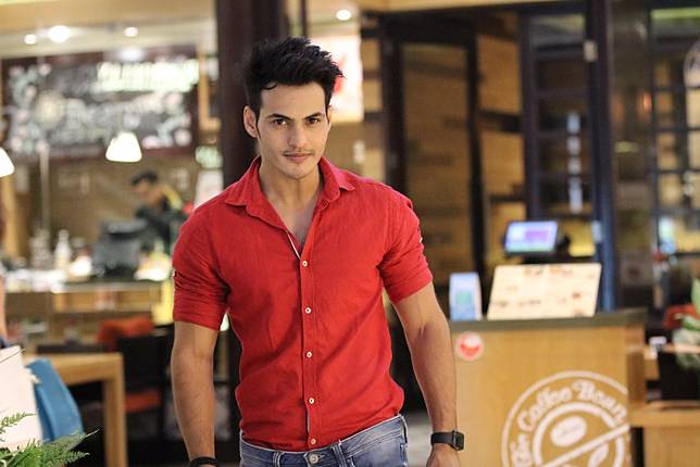 Ravi Bhatia Melangkah Menjadi Penyanyi di Indonesia