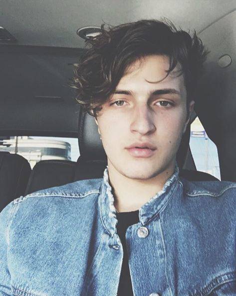 10 Foto Anwar, Adik Gigi & Bella Hadid yang Siap Bikin Hatimu Bergetar