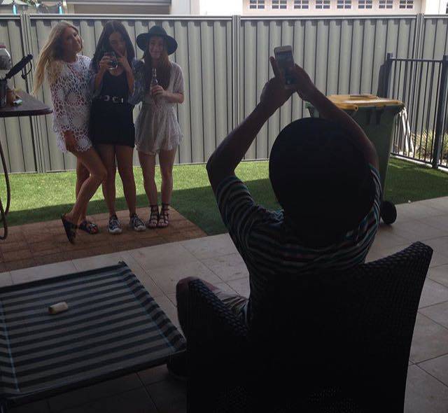 So Sweet, Begini Pengorbanan Para Pria Demi Foto Paripurna Sang Pacar