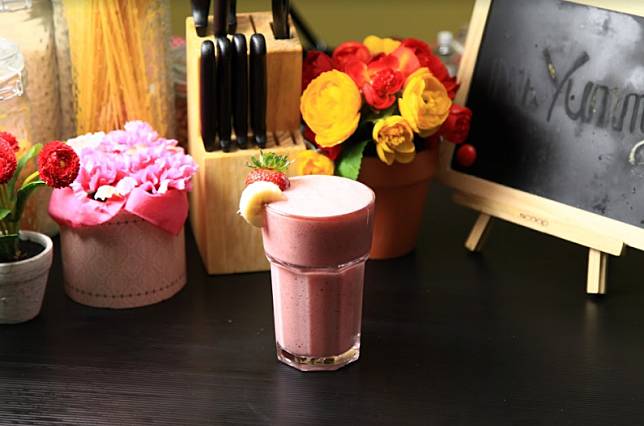 Banana Strawberry Smoothies Bakal Segar Banget Barengan Sama Makan Malammu!