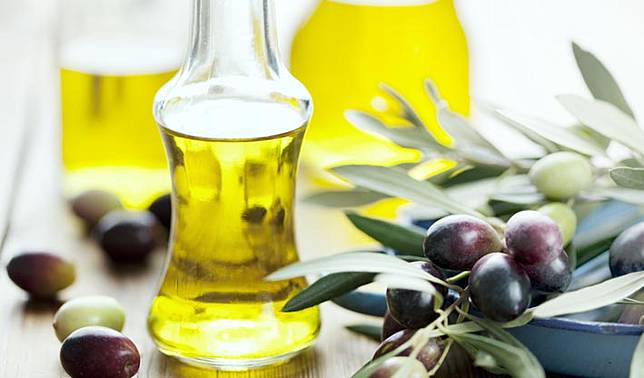 Bersihkan Sisa Make Up Dengan Tiga Bahan Ini