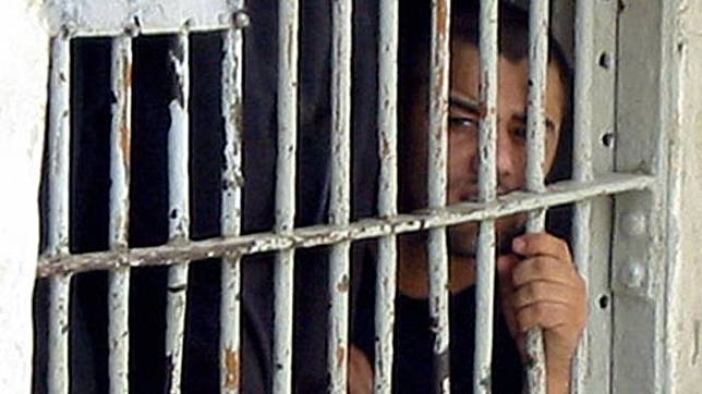 Tiga Sipir Tangani 900 Orang