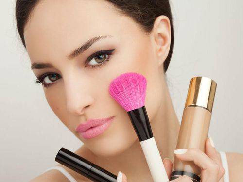 Ini Persiapan Makeup Artist Saat Mendandani Selebriti di Grammy Awards