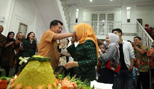 Romantisnya JK Rayakan Ultah Ke-74 sang Istri