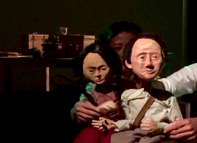 Kisah cinta Widodo dan Widari yang menjadi inspirasi pertunjukan teater boneka 'Setjangkir Kopi dari Plaja'. Foto oleh Yetta Tondang/Rappler.  