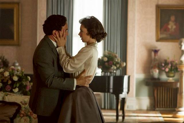 Kisah cinta Putri Margaret dan Peter Townsend ikut diceritakan di serial 'The Crown'. Foto dari Netflix.