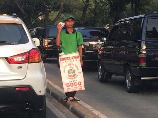 7 Pedagang Makanan yang Selalu Muncul di Kemacetan Jakarta