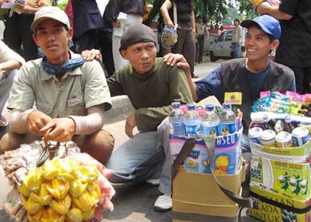 7 Pedagang Makanan yang Selalu Muncul di Kemacetan Jakarta