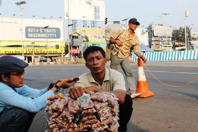 7 Pedagang Makanan yang Selalu Muncul di Kemacetan Jakarta