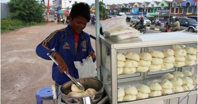 7 Pedagang Makanan yang Selalu Muncul di Kemacetan Jakarta