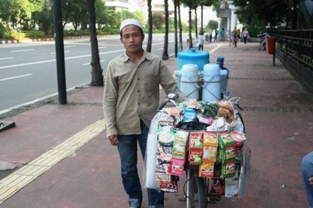 7 Pedagang Makanan yang Selalu Muncul di Kemacetan Jakarta