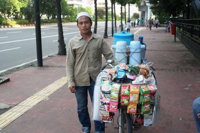 7 Pedagang Makanan yang Selalu Muncul di Kemacetan Jakarta