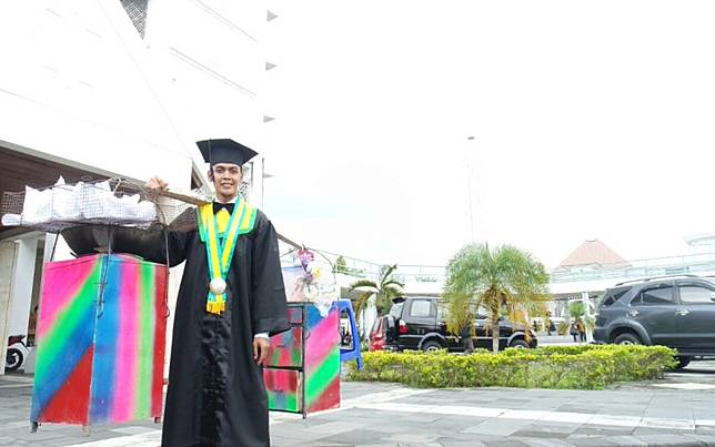 Lulus Sarjana, Penjual Gorengan Bawa Dagangannya saat Wisuda