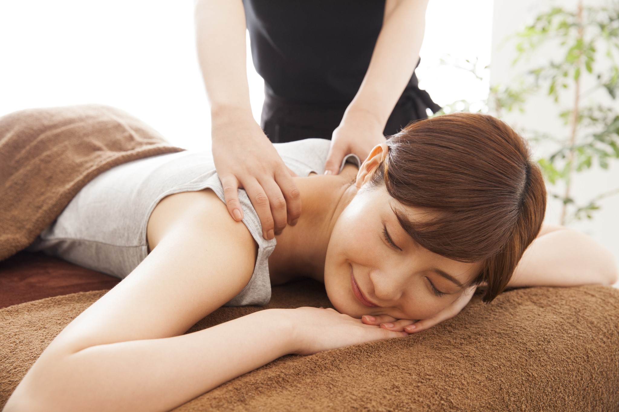 Japan massage. Японский массаж 18. Красивые Японочки массаж. Массаж молоденьких японок. Массаж японских девчонок.