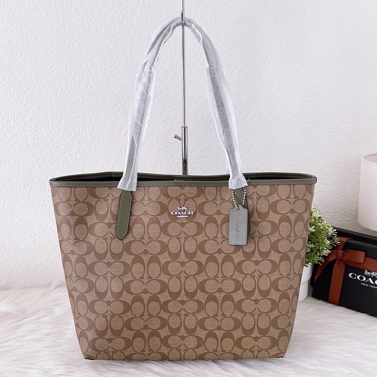 Coach 5696 City Tote In Signature Canvas Khaki/Surplus