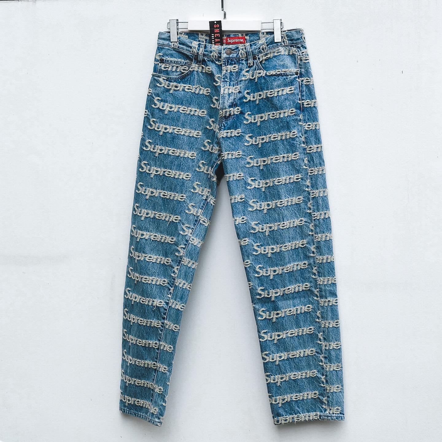 Supreme Frayed Logo Regular Jean | LINE SHOPPING
