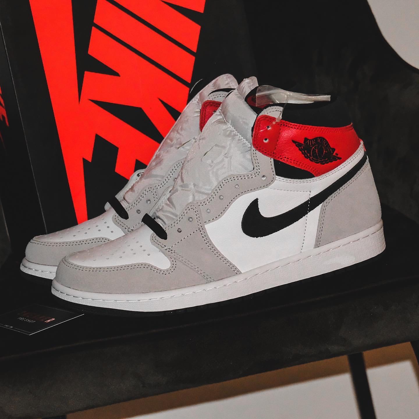 Air Jordan 1 Retro High OG Light Smoke Grey