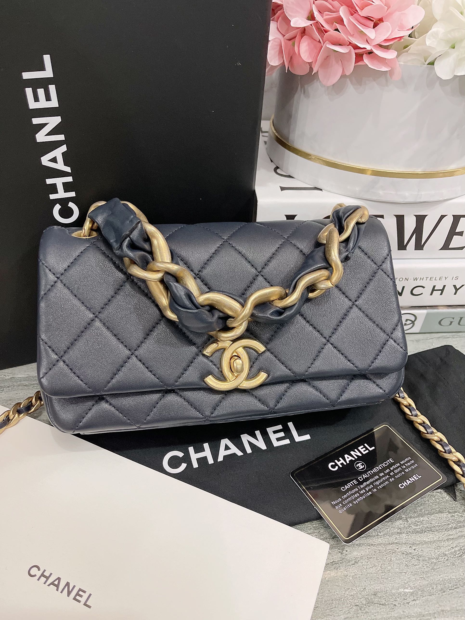 Used like new !! Chanel mini flap bag size :8.5 color : navy holo