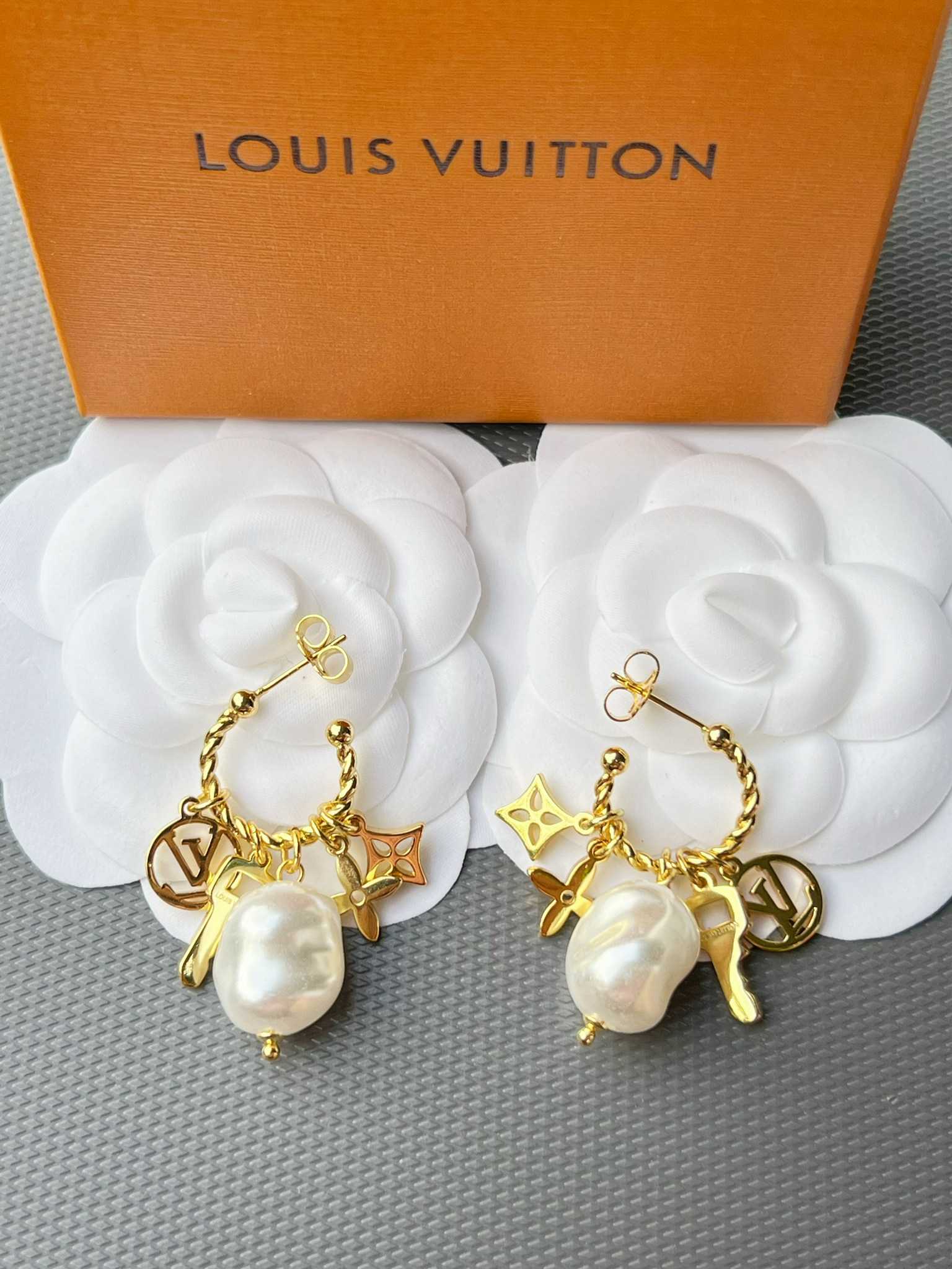 CRAZY IN LOCK EARRINGS SET