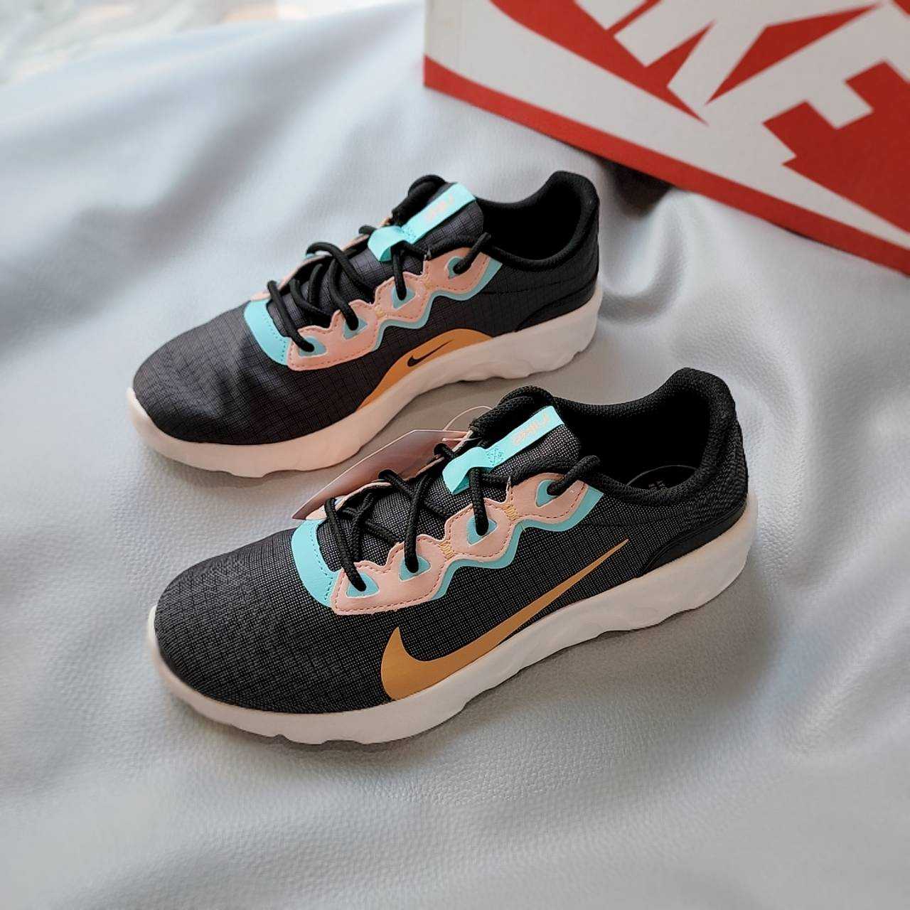 Nike explorer strada sales