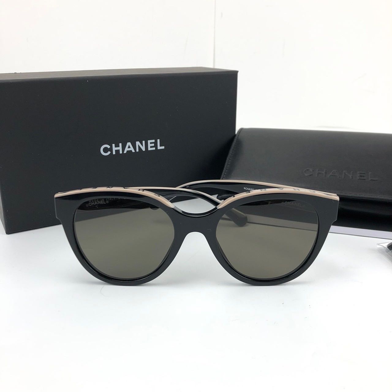 Chanel Sunglass Two tone (Used like new)