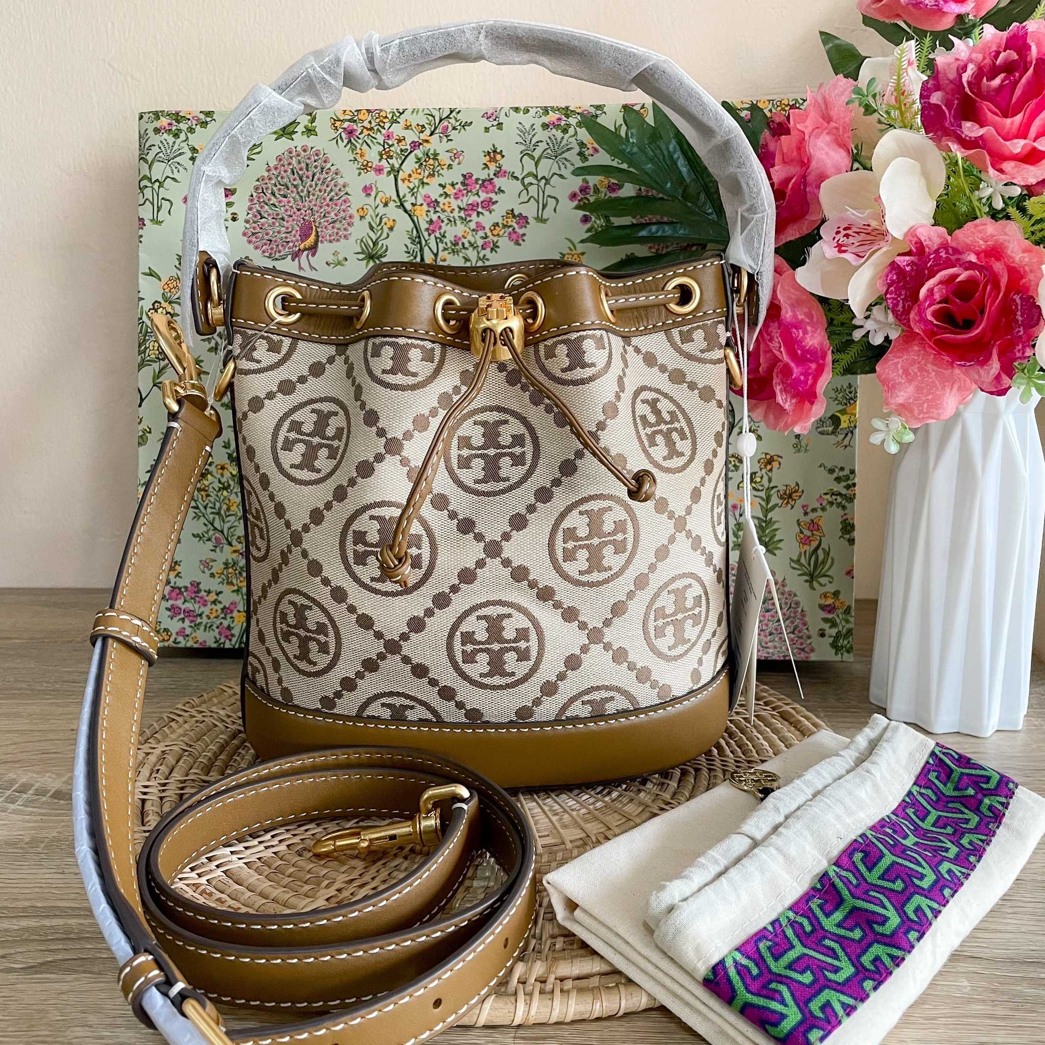 กระเป๋าสะพาย TORY BURCH T MONOGRAM JACQUARD BUCKET BAG HAZELNUT