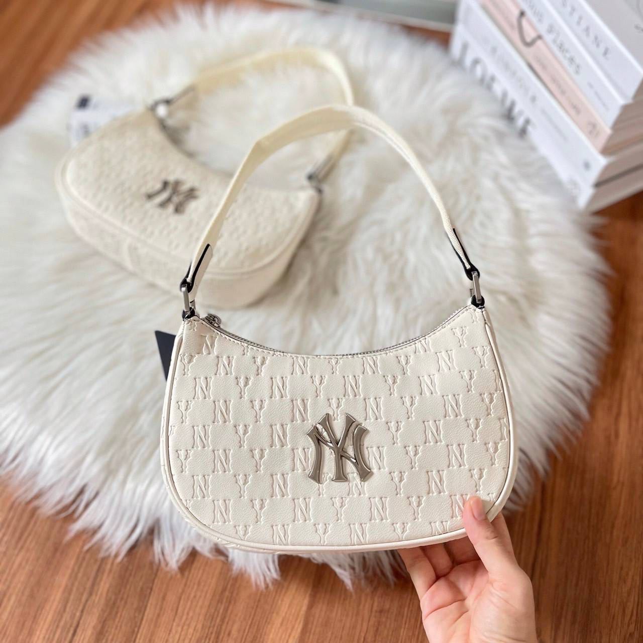 พร้อมส่ง Mlb Monogram Embo hobo Bag หนังทั้งใบ สวยหรูมากค่า