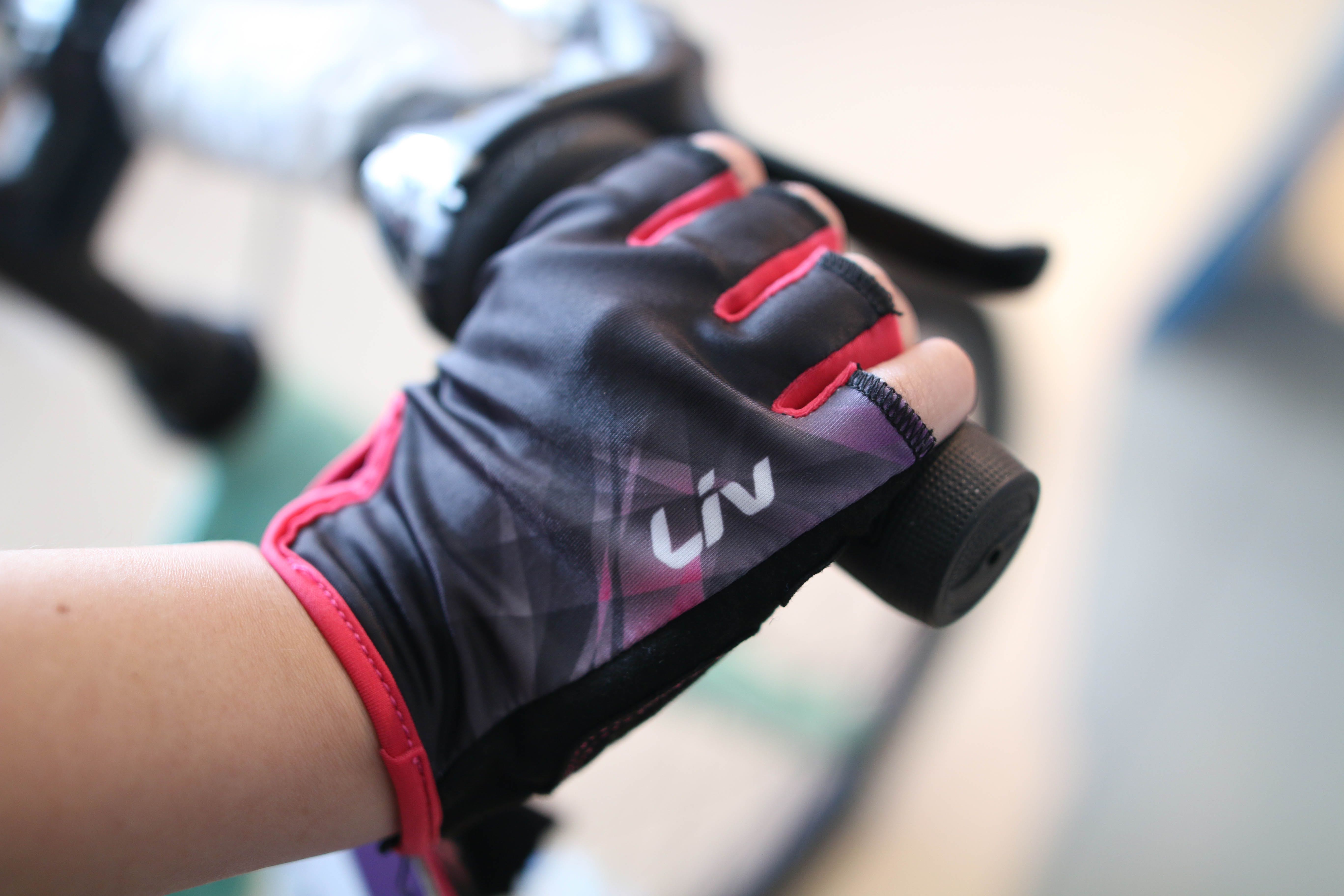 LIV SIGNATURE SF GLOVES LINE SHOPPING